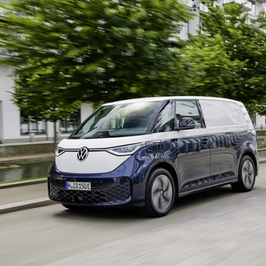 VW ID Buzz Cargo 2023 Koerende Fra Siden