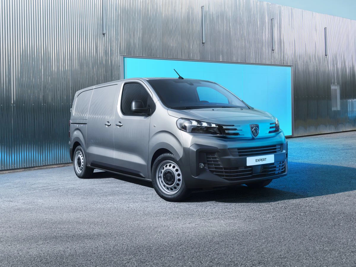 Peugeot Expert 2025 Skraa Side Parkeret