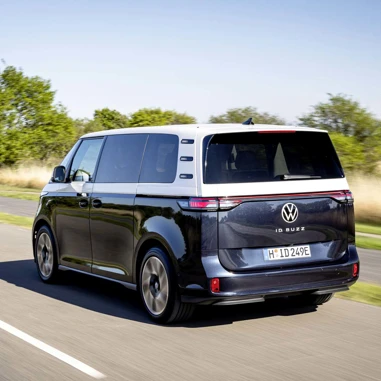 VW ID Buzz 2023 Tofarvet Blaa Korende Bagende