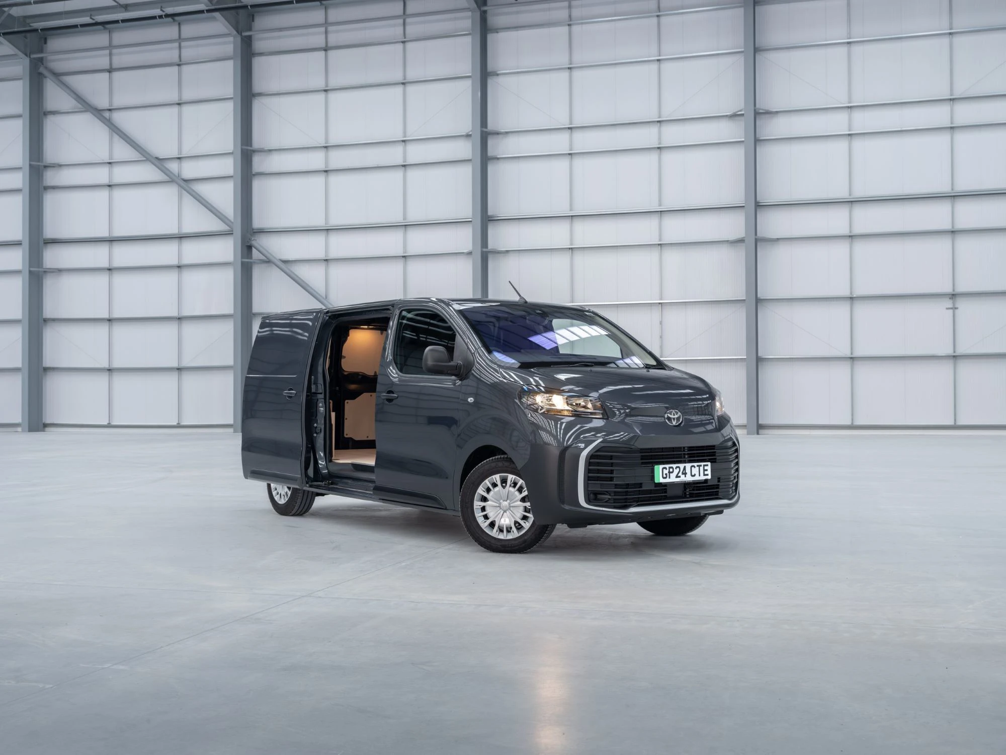 Toyota Proace 2024 Skraa Aaben