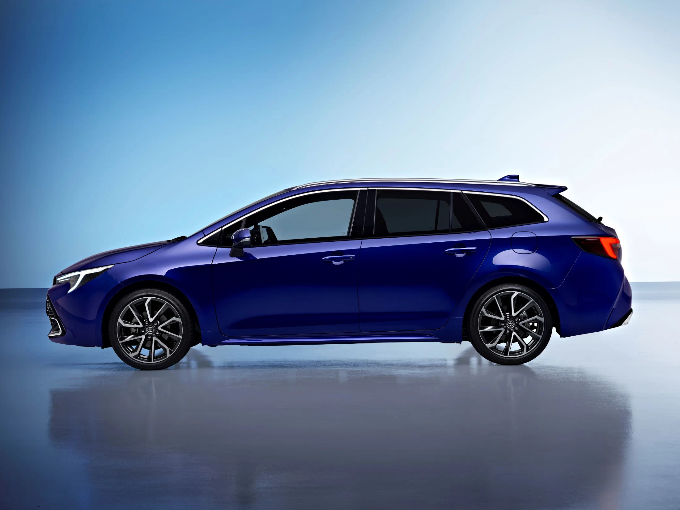 Toyota Corolla Touring Sports 2023 Side