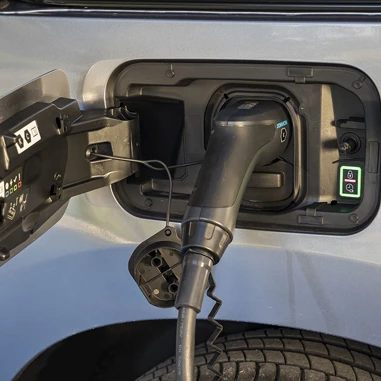 PEUGEOT E PARTNER 2021 Opladerstik (1)