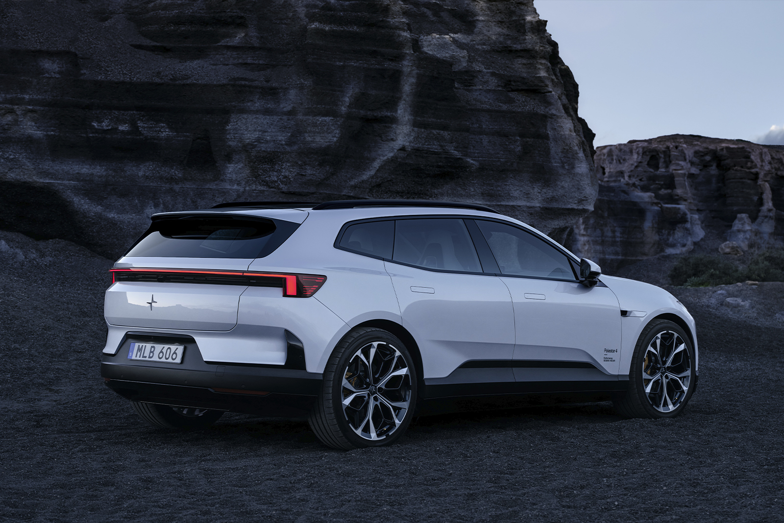 Polestar 4 SUV Skrå Bagfra Højre
