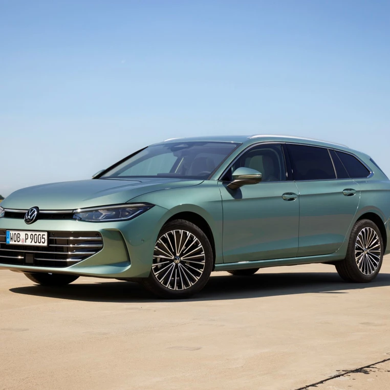Volkswagen Passat 2024 Skraa V Side