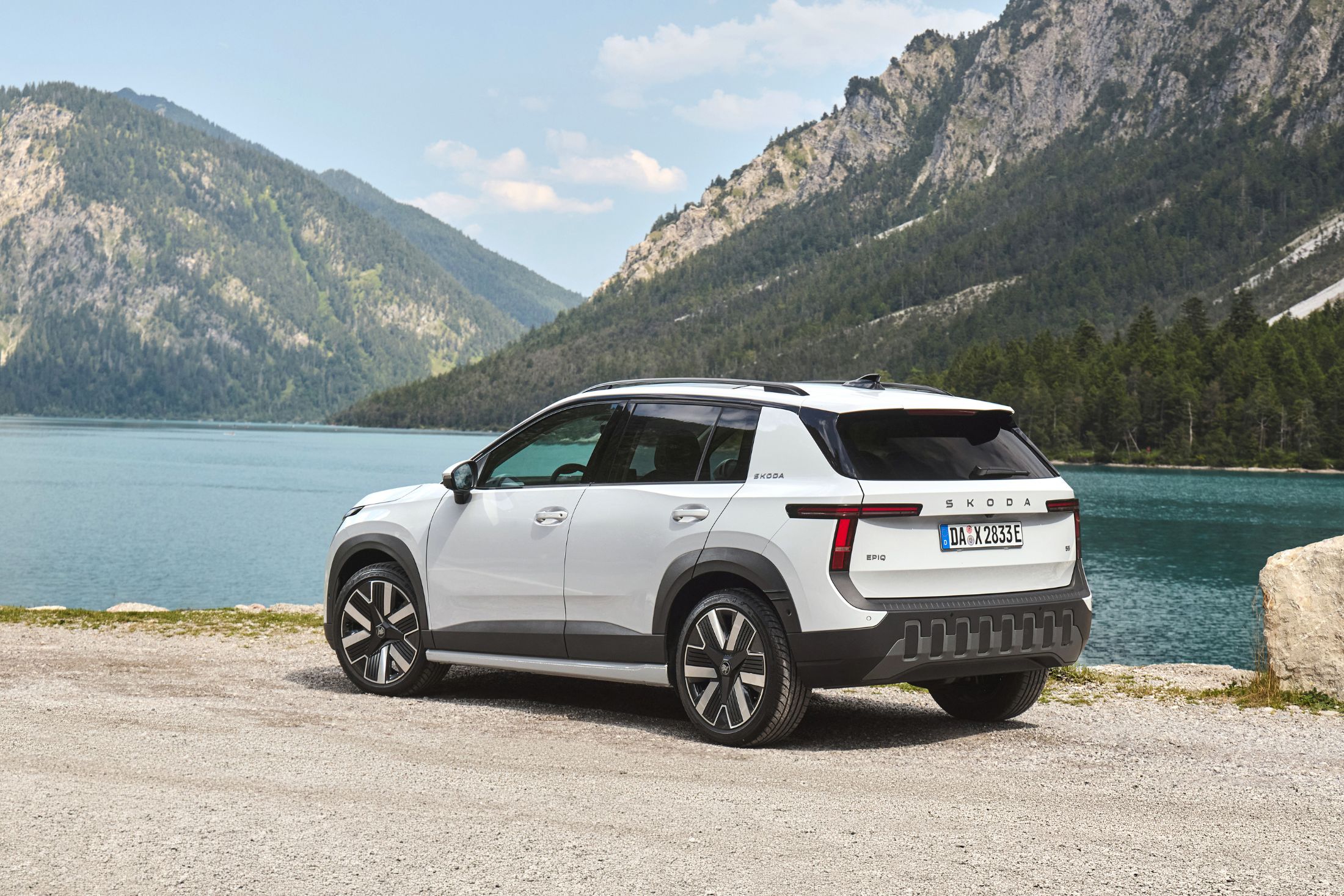 Skoda Epiq Skrå Bagfra Foran En Sø