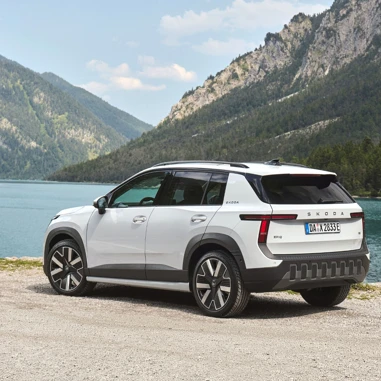 Skoda Epiq Skrå Bagfra Foran En Sø