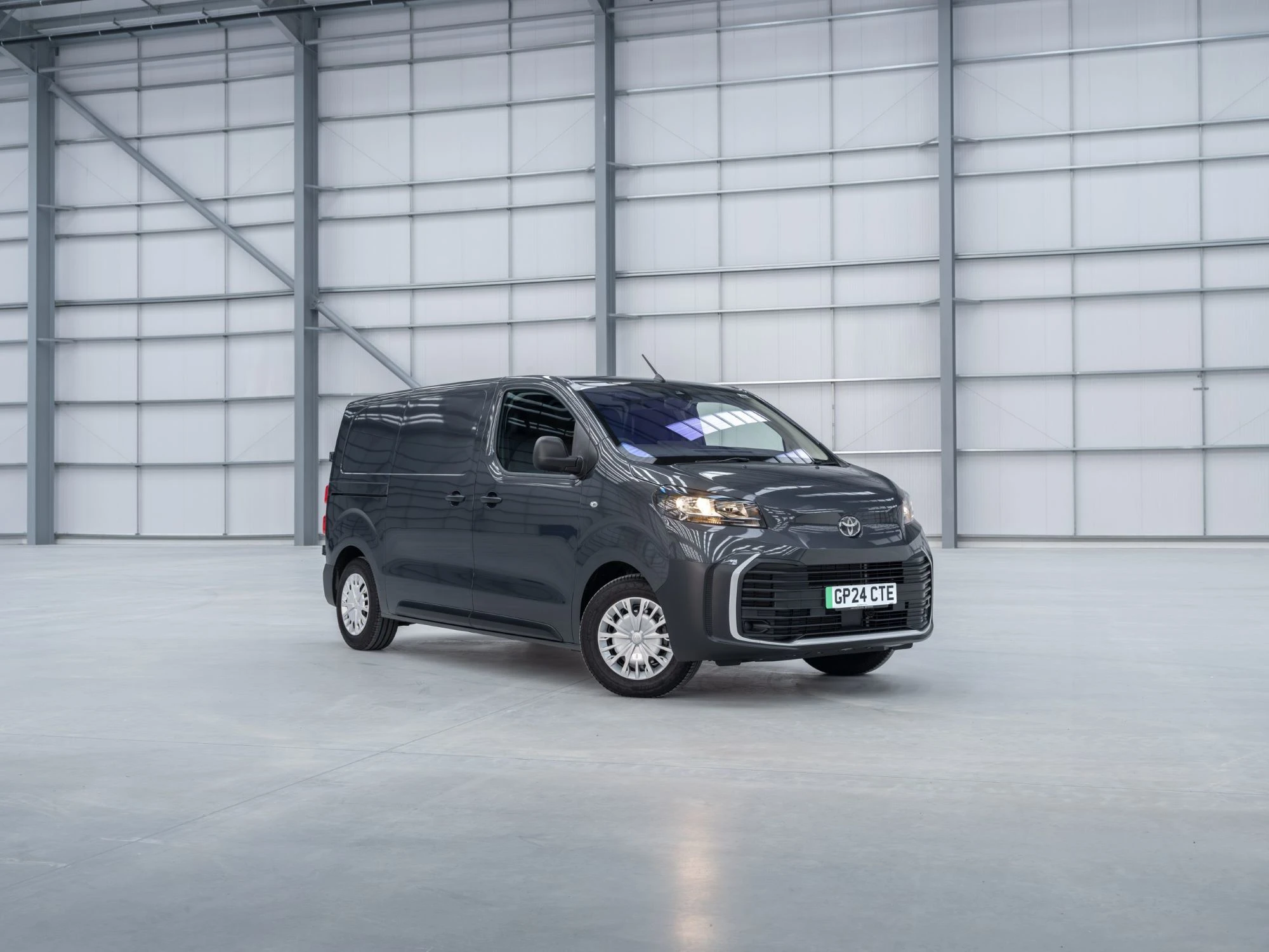 Toyota Proace 2024 Skraa Forfra
