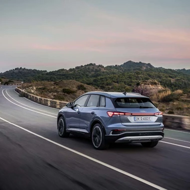 Audi Q4 Bagfra På Landevej