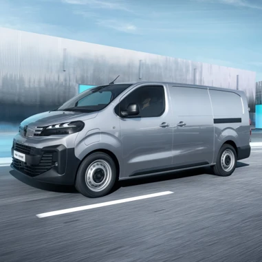 Peugeot E Expert 2025 Skraa Forfra Koerende