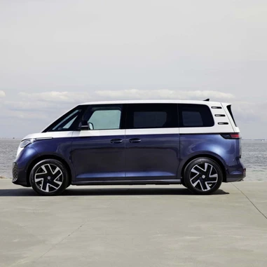 VW ID Buzz 2023 Tofarvet Blaa Fra Siden