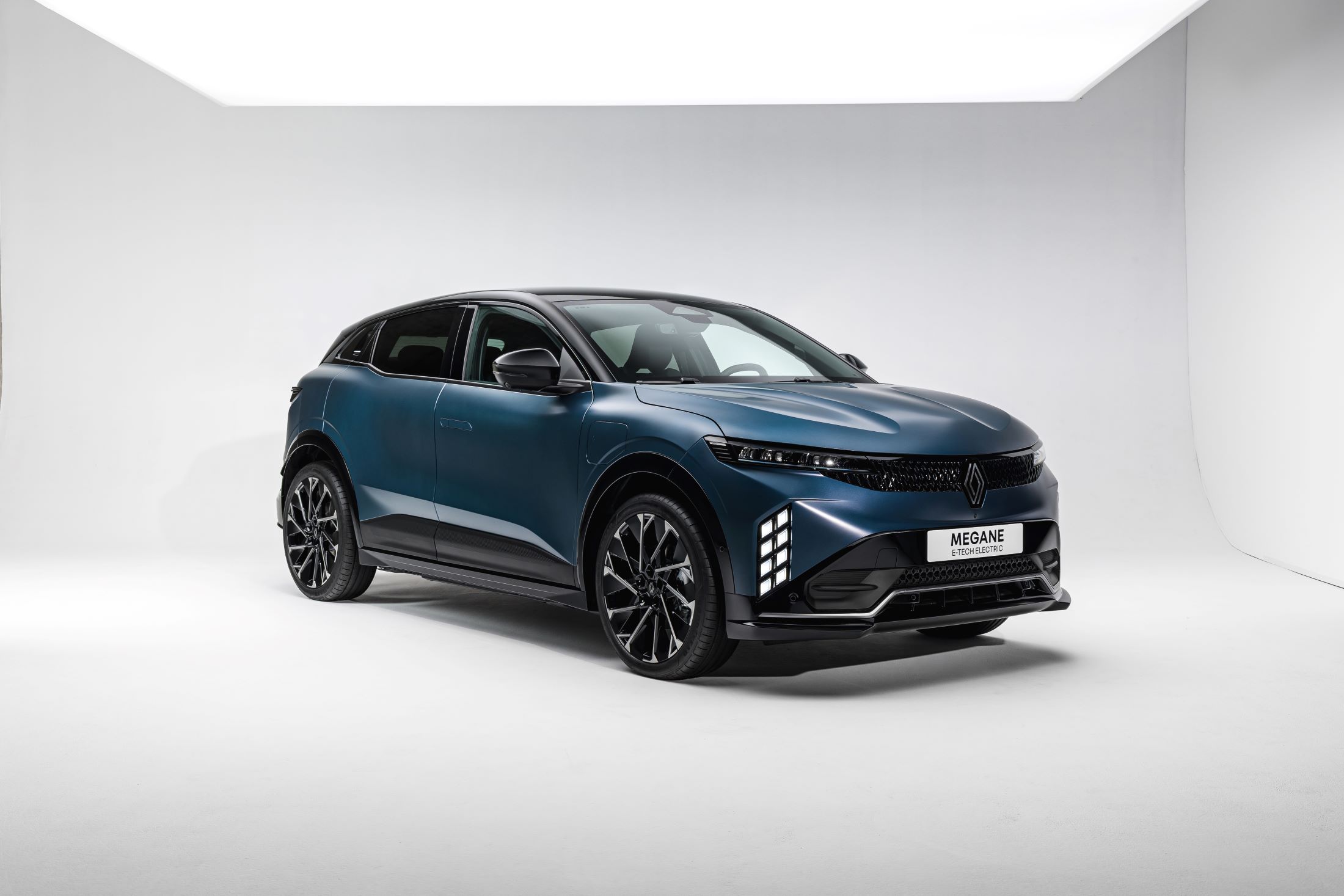 Renault Megane Electric 2026 Studio H Side