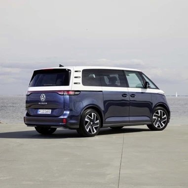 VW ID Buzz 2023 Tofarvet Blaa Parkeret Fra Siden