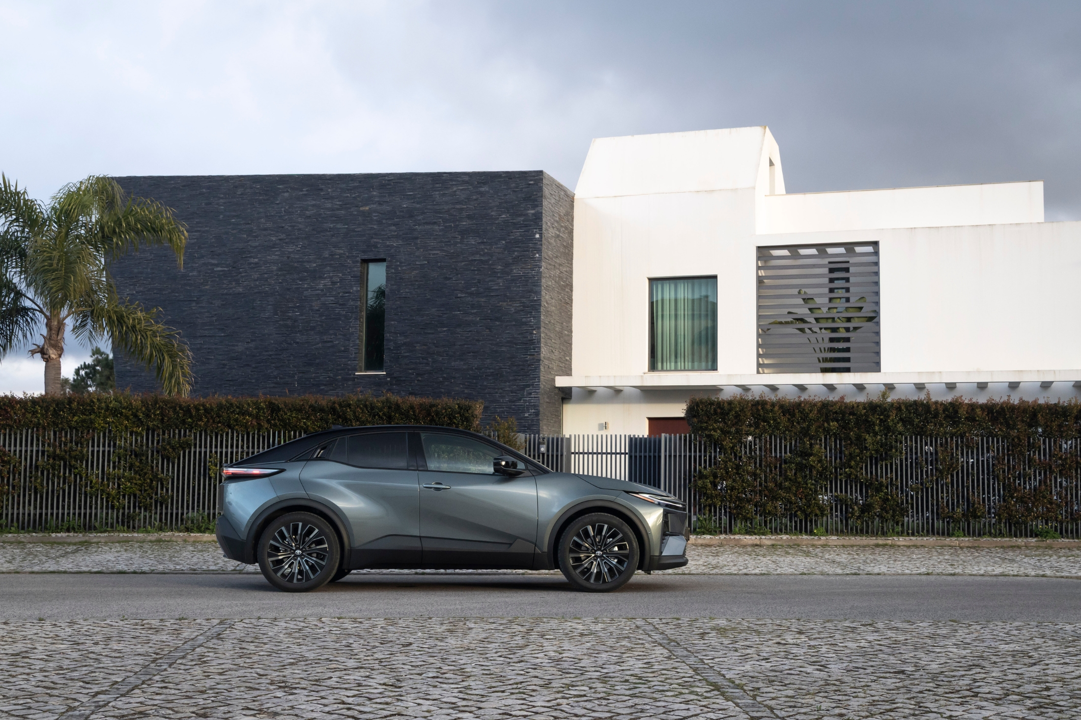 Toyota C HR+ Set Fra Siden