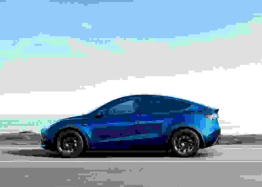 Tesla 2022 Model Y Siden