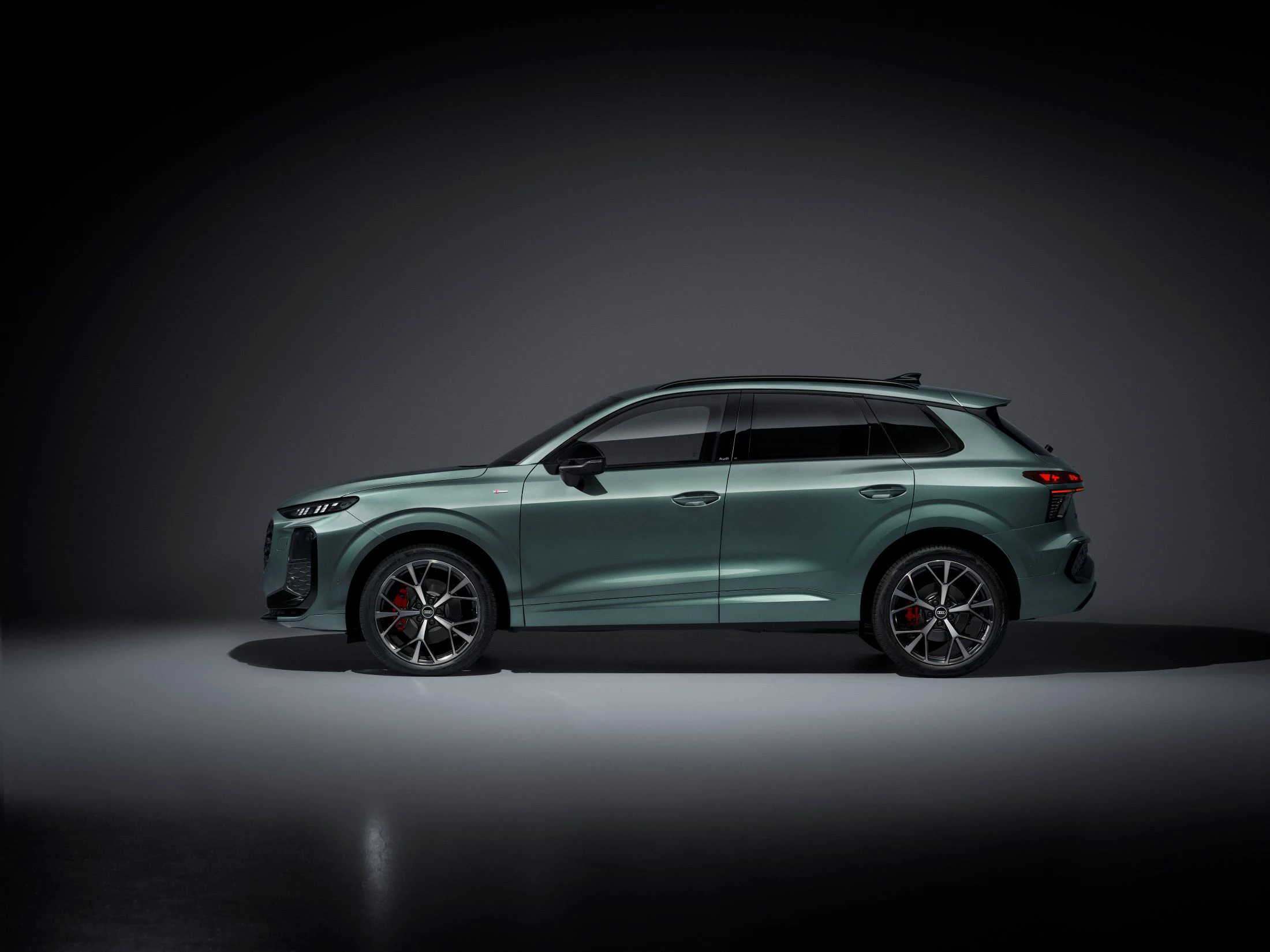 Audi Q3 2025 Studio Side