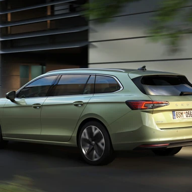 Skoda Superb 2024 Combi Skraa Bagfra
