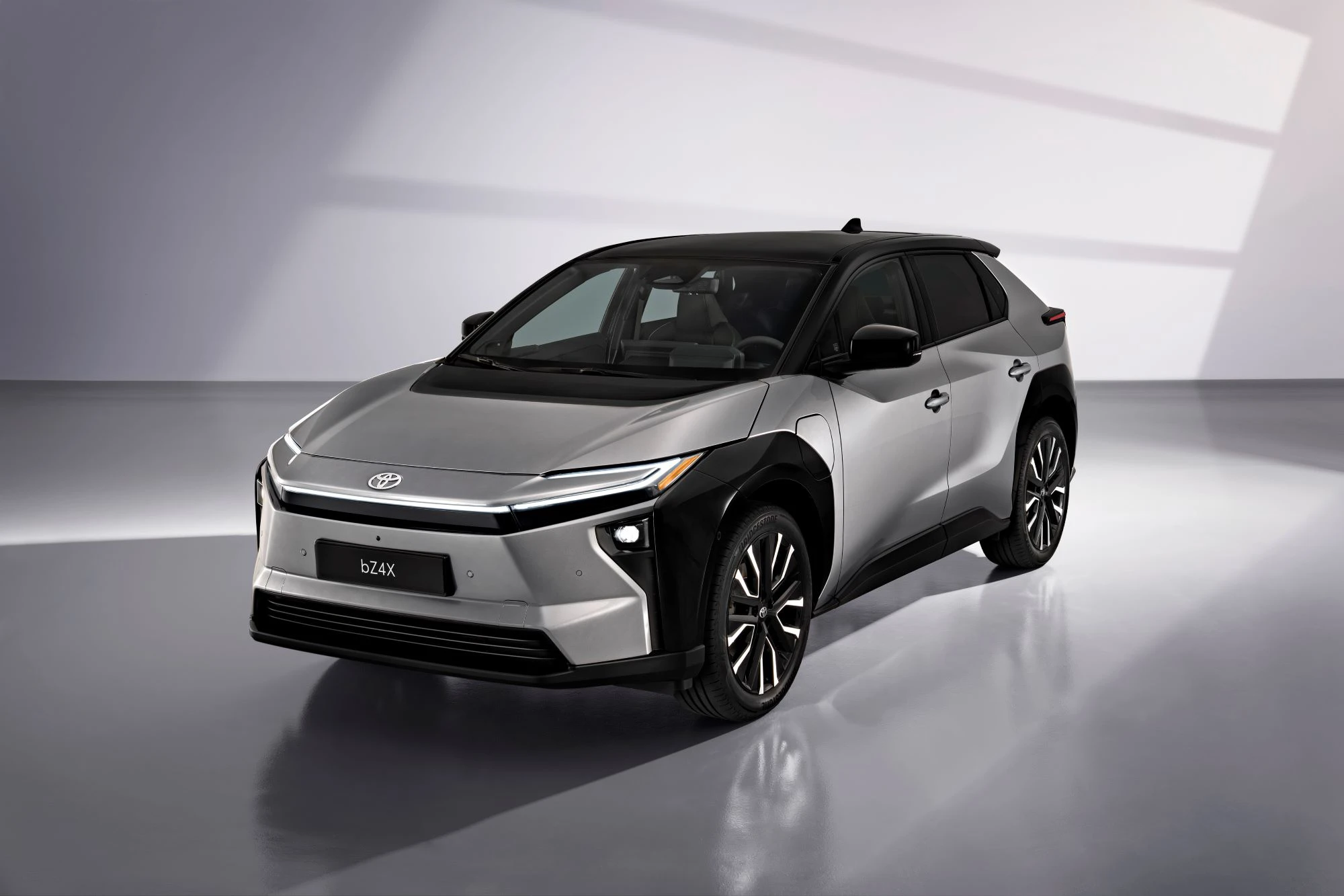 Toyota BZ4X 2025 Skraa Oppe
