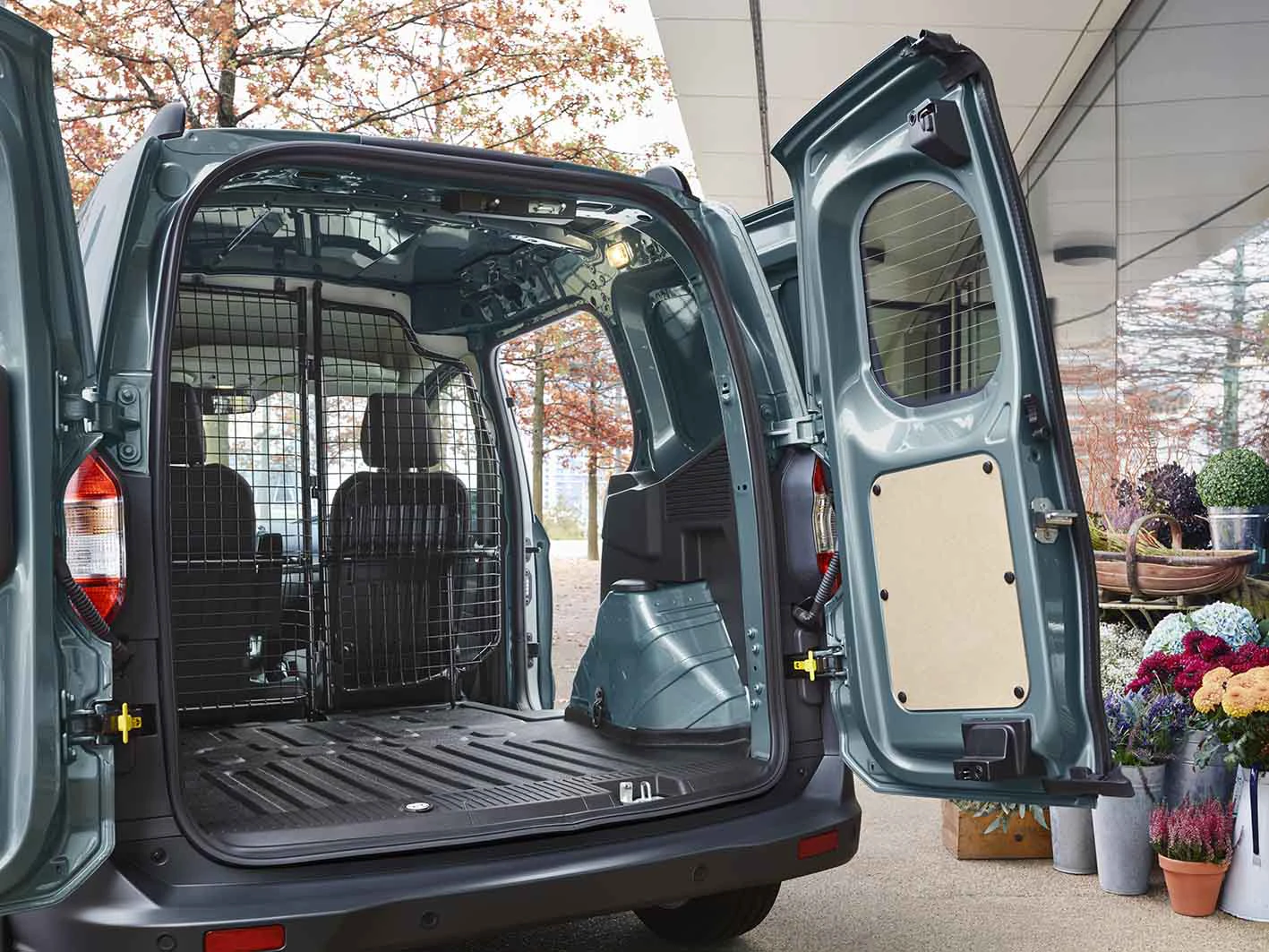 Ford Transit Courier 2019 Interioer Varerum Fleksibel Plads